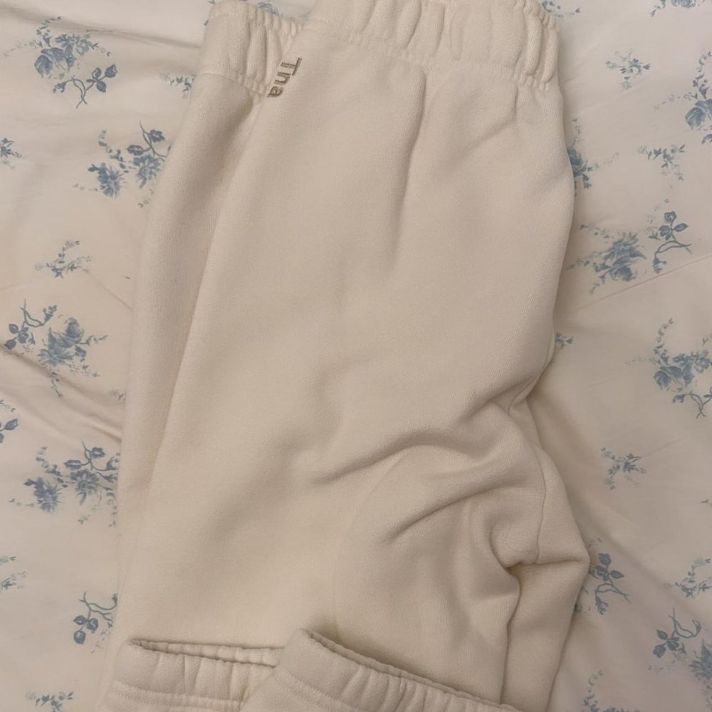 aritzia tna cozy af fleece boyfriend xs sweatpants in cream/off white color: whi